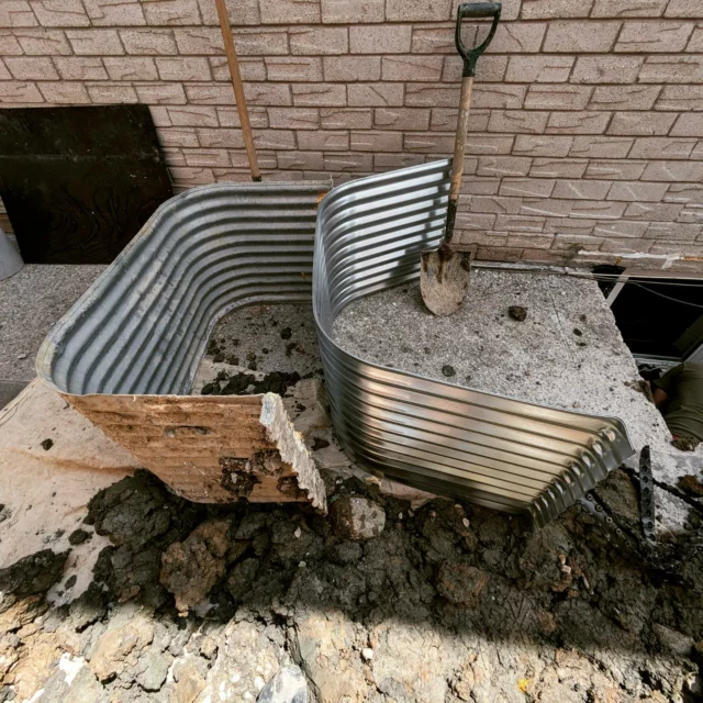 galvanized window well repair and replacement in brampton this week! ⚒️🪨⛏️

#windowwell #windowwells #basementwaterproofing #foundationrepair #foundationrepairspecialists #bramptonbasementwaterproofing #since1975